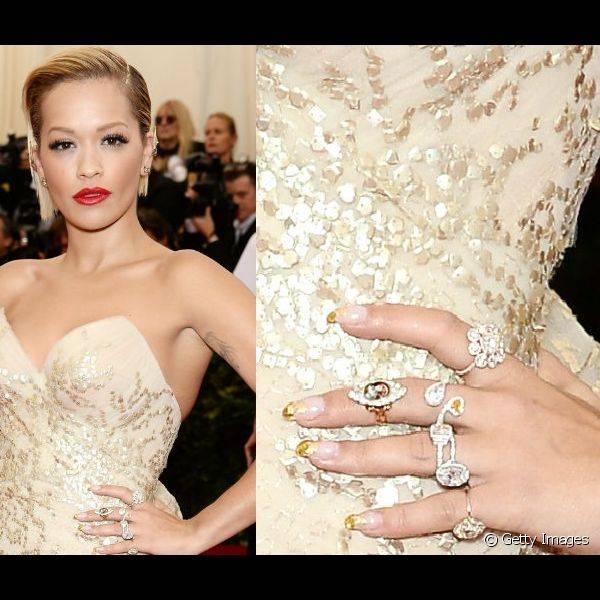 Rita Ora decorou suas unhas no estilo inglesinha com pontas douradas para o Baile do Met